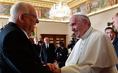 Le président Reuven Rivlin, à gauche, et le pape François, au Vatican, le 15 novembre 2018. (Crédit : Kobi Gideon/GPO)