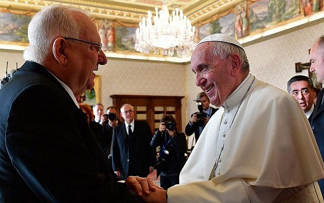 Le président Reuven Rivlin, à gauche, et le pape François, au Vatican, le 15 novembre 2018. (Crédit : Kobi Gideon/GPO)