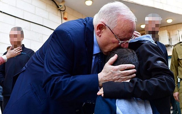 Le président Reuven Rivlin console la famille d'un officier de Tsahal tué dans la bande de Gaza lors des funérailles de l'officier le 12 novembre 2018 (Crédit : Kobi Gideon / GPO) Le président Reuven Rivlin console la famille d'un officier de Tsahal tué dans la bande de Gaza lors des funérailles de l'officier le 12 novembre 2018 (Crédit : Kobi Gideon / GPO)