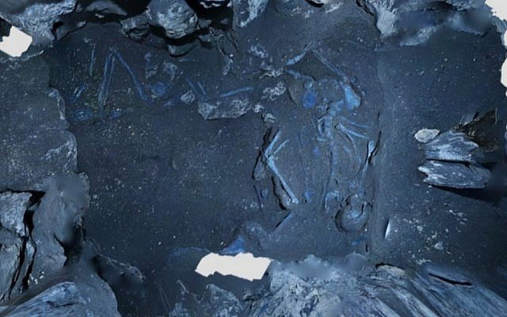Une  orthophotographie créée à partir d'un modèle 3D montrant un adulte masculin (au centre) et un adulte féminin (au fond) durant les fouilles d'un site mortuaire vieux de 3600 ans à Megiddo. (Crédit : Adam Prins et Robert S. Homsher)