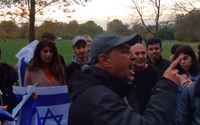 Une veillée organisée par des militants pro-israéliens à Speaker’s Corner à Hyde Park, à Londres, est interrompue par des hommes criant en arabe le 9 novembre 2018. (Crédit : capture d'écran Israel Advocacy Movement) Une veillée organisée par des militants pro-israéliens à Speaker’s Corner à Hyde Park, à Londres, est interrompue par des hommes criant en arabe le 9 novembre 2018. (Crédit : capture d'écran Israel Advocacy Movement)