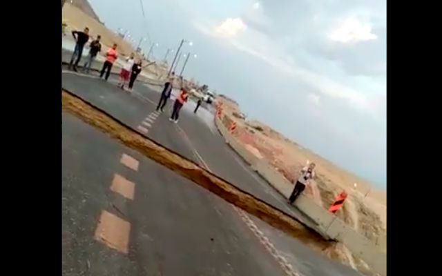 La route 90 divisée en deux suite à de fortes pluies, le 9 novembre 2018 (Crédit : capture d'écran police israélienne)