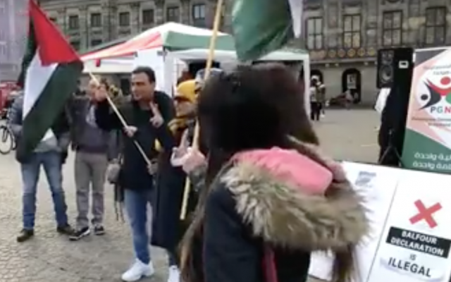 Des activistes anti-Israël sur la place du Dam, à Amsterdam, en novembre 2018. (Crédit : capture d'écran Facebook) Des activistes anti-Israël sur la place du Dam, à Amsterdam, en novembre 2018. (Crédit : capture d'écran Facebook)