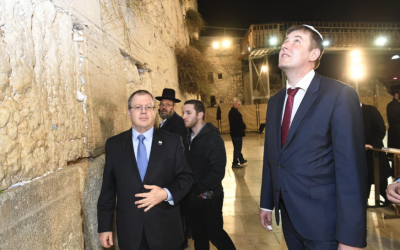 L'Ambassadeur d'Israël à Prague, Daniel Meron, à gauche, accompagne le ministre tchèque des Affaires étrangères, Tomáš Petříček, au mur Occidental à Jérusalem, le 13 novembre 2018 (Crédit : Twitter)