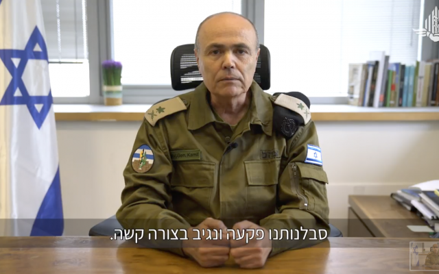 Dans une vidéo en arabe, le général Kamil Abu Rukun avertit les Palestiniens de ne pas s'approcher de la clôture frontalière de Gaza, le 15 novembre 2018 (Capture d'écran)