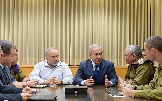 Le Premier ministre Benjamin Netanyahu en réunion d'urgence à Tel Aviv, le 12 novembre 2018 (Crédit : Amos Ben Gershom/GPO)