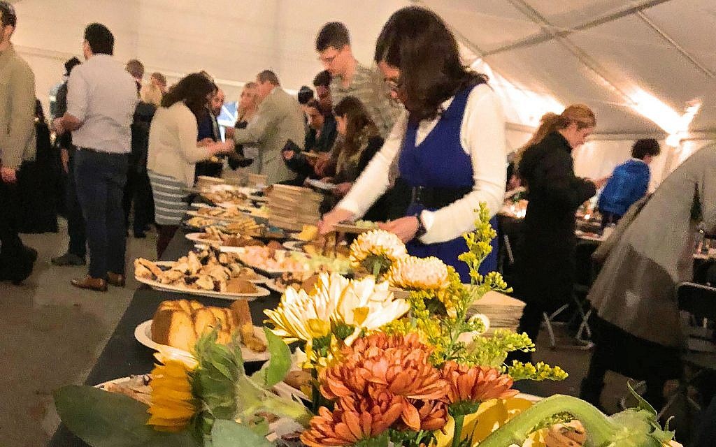 L'événement "Shabbat, plus forts ensemble" à Pittsburg, le 2 novembre 2018 (Crédit : Sara Fatell/ One Table)