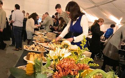 L'événement "Shabbat, plus forts ensemble" à Pittsburg, le 2 novembre 2018 (Crédit : Sara Fatell/ One Table)