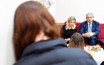 Le Premier ministre Benjamin Netanyahu et son épouse Sara dans un refuge pour femmes victimes de violences à Jérusalem, le 25 novembre 2018 (Crédit : Kobi Gideon/GPO)
