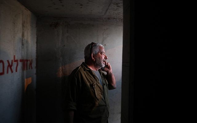 Un homme se tient dans un abri anti-bombe pendant que des sirènes avertissent les résidents des tirs des roquettes tirées depuis Gaza sur Israël. (Crédit : Hadas Parush / Flash90)