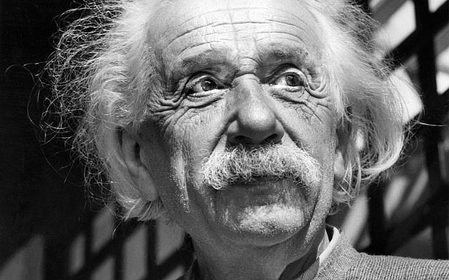 Albert Einstein, chez lui à Princeton, New Jersey, juin 1954. (Crédit : AP Photo, File)