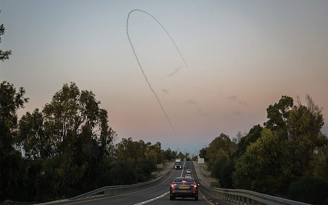 Des batteries anti-missiles du Dôme de fer interceptent des roquettes tirées depuis Gaza, dans le sud d'Israël, le 12 novembre 2018. (Crédit : Hadas Parush / Flash90)