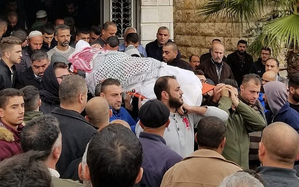Les membres de la famille de Mahmoud Abu Asabeh l'enterrent à Halhoul, le 14 novembre 2018. (Crédit : Adam Rasgon/ Times of Israel) Les membres de la famille de Mahmoud Abu Asabeh l'enterrent à Halhoul, le 14 novembre 2018. (Crédit : Adam Rasgon/ Times of Israel)