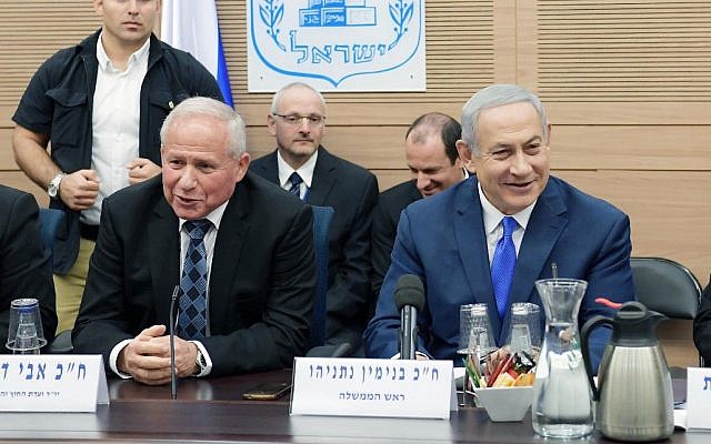 Le Premier ministre Benjamin Netanyahu, et le président de la Commission de la Défense et des Affaires étrangères Avi Dichter, durant une réunion de la commission le 9 novembre 2018. (Crédit : Amos Ben Gershom/GPO) Le Premier ministre Benjamin Netanyahu, et le président de la Commission de la Défense et des Affaires étrangères Avi Dichter, durant une réunion de la commission le 9 novembre 2018. (Crédit : Amos Ben Gershom/GPO)