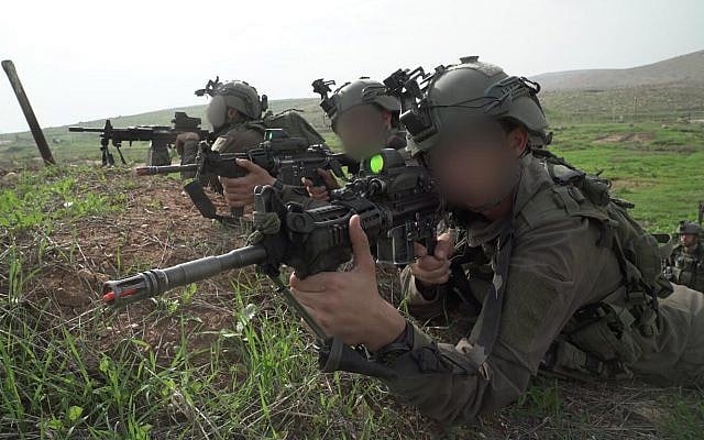 Les soldats de la brigade de commando simulent un affrontement contre le groupe terroriste du Hezbollah, dans le nord d'Israël, au mois de novembre 2018 (Crédit : Armée israélienne) Les soldats de la brigade de commando simulent un affrontement contre le groupe terroriste du Hezbollah, dans le nord d'Israël, au mois de novembre 2018 (Crédit : Armée israélienne)
