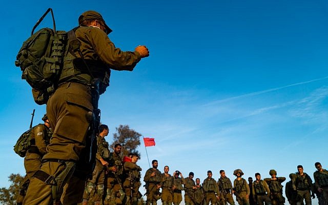 Des soldats de la brigade d'infanterie Kfir durant un exercice de simulation de guerre contre le groupe terroriste du Hamas dans la bande de Gaaza, en novembre 2018. (Crédit : Israel Defense Forces)