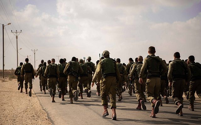 Des soldats de la brigade d'infanterie Kfir durant un exercice de simulation de guerre contre le groupe terroriste du Hamas dans la bande de Gaaza, en novembre 2018. (Crédit : Israel Defense Forces)