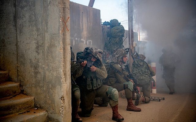 Des soldats de la brigade d'infanterie Kfir durant un exercice de simulation de guerre contre le groupe terroriste du Hamas dans la bande de Gaaza, en novembre 2018. (Crédit : Israel Defense Forces)