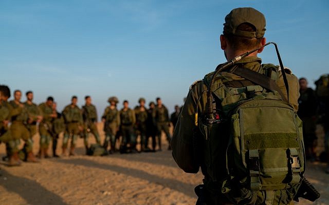 Des soldats de la brigade d'infanterie Kfir durant un exercice de simulation de guerre contre le groupe terroriste du Hamas dans la bande de Gaaza, en novembre 2018. (Crédit : Israel Defense Forces)