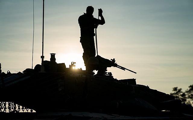 Des soldats de la brigade d'infanterie Kfir durant un exercice de simulation de guerre contre le groupe terroriste du Hamas dans la bande de Gaaza, en novembre 2018. (Crédit : Israel Defense Forces)