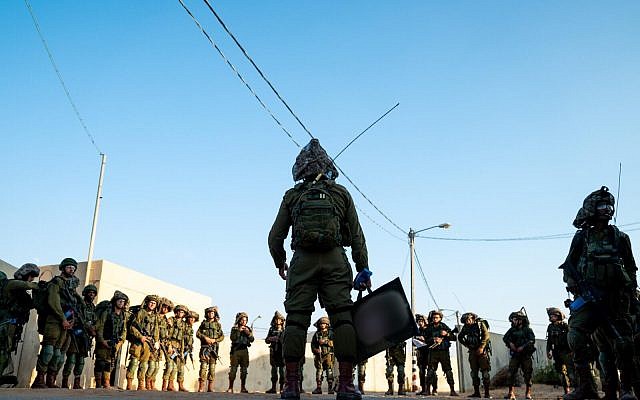 Des soldats de la brigade d'infanterie Kfir durant un exercice de simulation de guerre contre le groupe terroriste du Hamas dans la bande de Gaza, en novembre 2018. (Crédit : Israel Defense Forces)