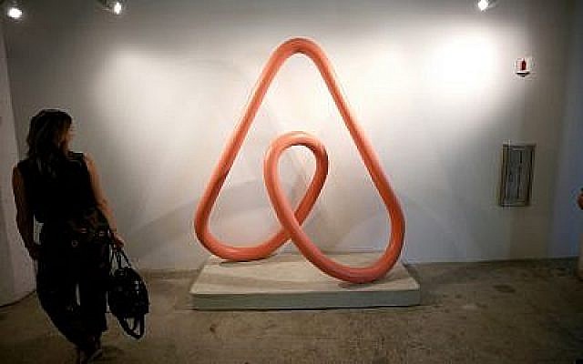 L'enseigne d'Airbnb à la conférence Wired de San Francisco, le 12 octobre 2018 (Crédit : Phillip Faraone/Getty Images for WIRED25 via JTA) L'enseigne d'Airbnb à la conférence Wired de San Francisco, le 12 octobre 2018 (Crédit : Phillip Faraone/Getty Images for WIRED25 via JTA)