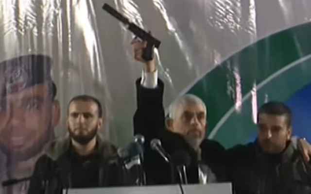 Le chef du Hamas à Gaza Yahya Sinwar tient une arme à feu qui aurait appartenu aux forces spéciales israéliennes pendant un échange de tirs survenu le 11 novembre dans la bande de Gaza, le 16 novembre 2018 (Capture d'écran : YouTube)