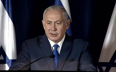 Le Premier ministre Benjamin Netanyahu lors d'une conférence de presse à Paris, en France, le 11 novembre 2018 (Crédit : capture d'écran GPO)