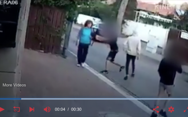 Capture d'écran de la vidéo  prise par une caméra de surveillance de l'agression de Reli Shemesh, survivante de la Shoah de 76 ans, par trois adolescents à Kfar Saba, le 21 novembre 2018.