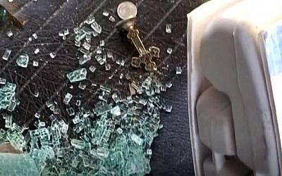 une croix de fer déposée dans un foodtruck vandalisé à Austin, au Texas, le 3 novembre 2018. (Crédit : Screenshot/KVUE)