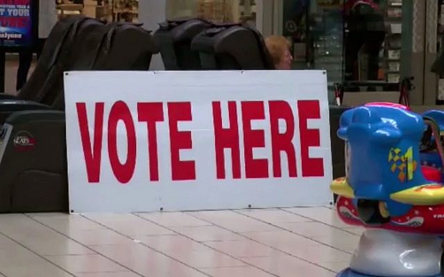 Illustration d'un panneau dans un bureau de vote américain qui enregistre des votes anticipés. Les élections de mi-mandat de novembre 2018 polarisent la société américaine. (Crédit : capture d'écran YouTube)