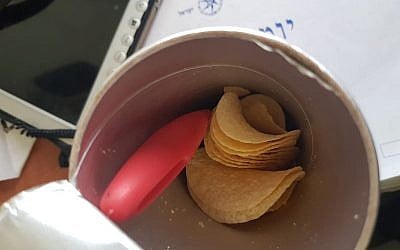 Un couteau caché dans une boîte de Pringles dans le sac d'une Palestinienne, découvert aux checkpoint de Qalandiya, le 19 novembre 2018 (Crédit : Police israélienne)