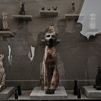 Une statue de chat en bronze retrouvée dans une tombe des pyramides de Saqqara, le 10 novembre 2018. (Crédit : Nariman El-Mofty/AP) Une statue de chat en bronze retrouvée dans une tombe des pyramides de Saqqara, le 10 novembre 2018. (Crédit : Nariman El-Mofty/AP)