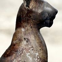 Une statue de chat en bronze retrouvée dans une tombe des pyramides de Saqqara, le 10 novembre 2018. (Crédit : Nariman El-Mofty/AP) Une statue de chat en bronze retrouvée dans une tombe des pyramides de Saqqara, le 10 novembre 2018. (Crédit : Nariman El-Mofty/AP)