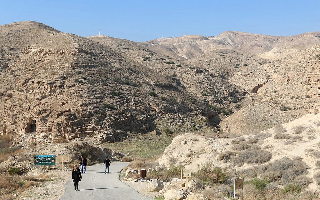 Le chemin menant à la source Ein Fawwar  dans le désert de Judée (Crédit : Shmuel Bar-Am)