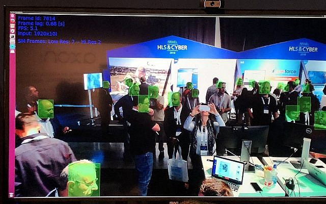 Les visiteurs du 5e Salon international de la sécurité intérieure et de la cybersécurité, Tel Aviv, sont pris en charge par un logiciel de surveillance qui utilise la reconnaissance faciale, 13 novembre 2018. (Sue Surkes/Times of Israel)