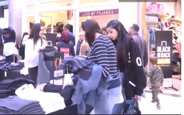 Les acheteurs israéliens dans un centre commercial pour le Black Friday, le 23 novembre 2018 (Capture d'écran : Ynet) Les acheteurs israéliens dans un centre commercial pour le Black Friday, le 23 novembre 2018 (Capture d'écran : Ynet)