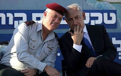 Le chef d'état-major Benny Gantz (à gauche) avec le Premier ministre Benjamin Netanyahu lors d'une cérémonie de la Marine, le 11 septembre 2013. (Crédit : AP Photo/Dan Balilty)