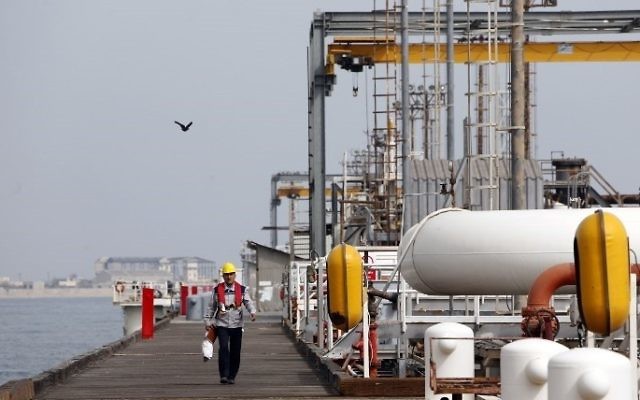 Cette photo du 12 mars 2017 montre un ouvrier iranien marchant sur la plate-forme de l'installation pétrolière de l'île de Khark, sur la côte du Golfe. (Crédit : AFP / Atta Kenar) Cette photo du 12 mars 2017 montre un ouvrier iranien marchant sur la plate-forme de l'installation pétrolière de l'île de Khark, sur la côte du Golfe. (Crédit : AFP / Atta Kenar)