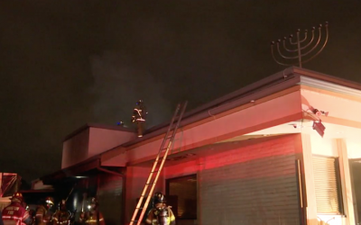 Une vue de la synagogue Torah Vachesed en feu dans le sud-ouest de Houston (Crédit : KTRK Houston via JTA)