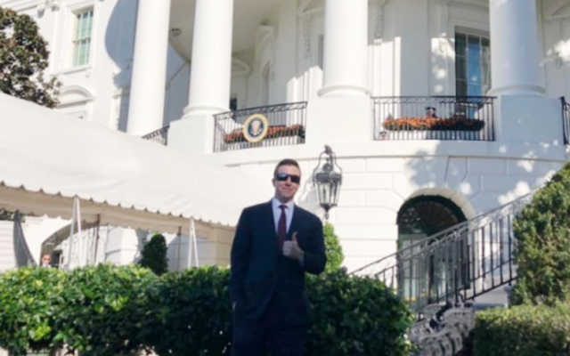 Patrick Casey, dirigeant du groupe suprématiste blanc et antisémite Identity Evropa, vu à la Maison Blanche le 7 novembre 2018. (Crédit : Twitter via JTA)