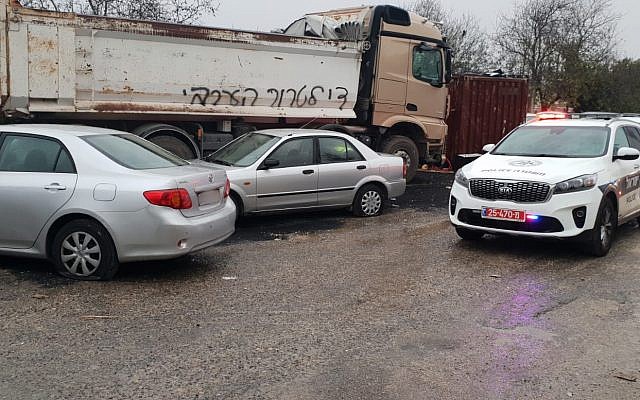 Des voitures endommagées à Jérusalem-Est à côté d'un camion où les mots "Plus jamais de terrorisme palestinien" ont été écrits, le 23 novembre 2018 (Crédit : Porte-parole de l'armée israélienne)
