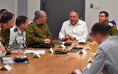 Le ministre de la Défense Avigdor Liberman  (au centre) rencontre le chef de l'armée israélienne Gadi Eizenkot, le chef des services de sécurité du Shin Bet et autres hauts responsables de la Défense au siège de l'armée à Tel Aviv, le 11 novembre 2018. (Crédit : Ariel Hermoni/Ministère de la Défense)