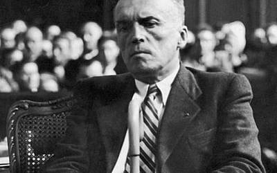 Affaibli et émacié après sa déportation au camp de Mauthausen, Georges Loustaunau-Lacau témoigne au procès de Philippe Pétain en 1945 (domaine public)