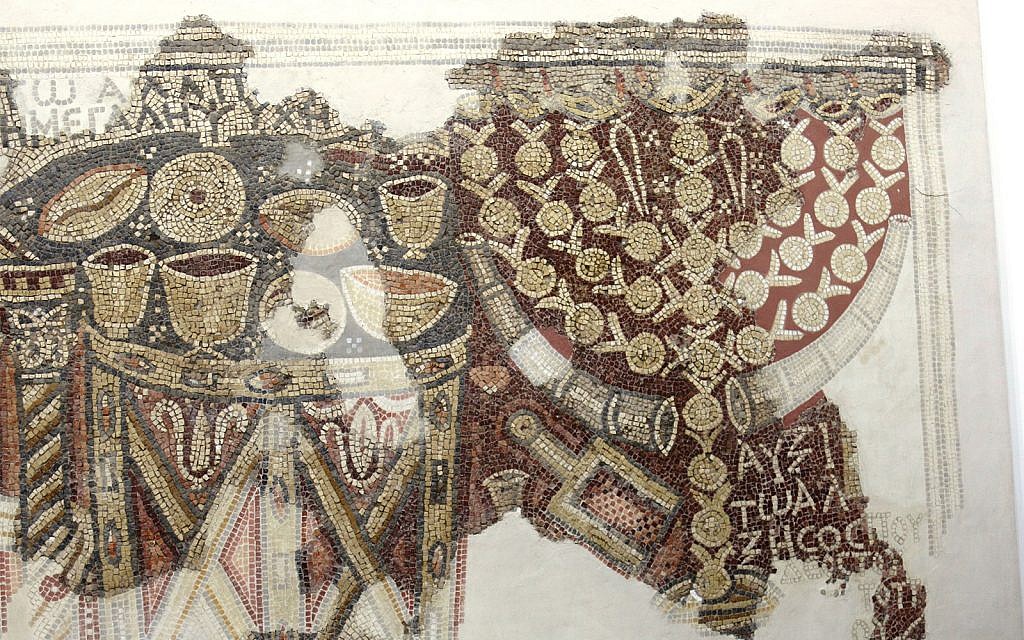 Une mosaïque du troisième siècle d'une synagogue samaritaine présentée au musée du Bon Samaritain (Crédit :  Shmuel Bar-Am)
