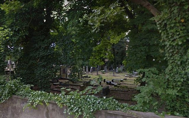 Le cimetière juif d'Opole. (Crédit : Google Street View)