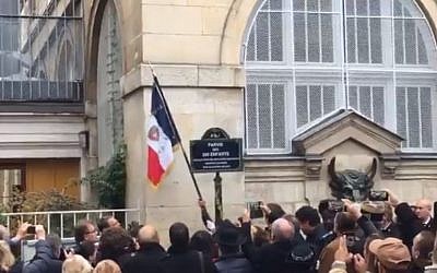 La "place des 260 enfants" a été inaugurée le 15 novembre sur le parvis de l'école des Hospitalières Saint-Gervais près de la rue des Rosiers (Crédit: capture d'écran Anne Hidalgo/Twitter)