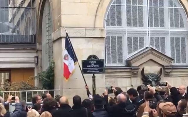 La "place des 260 enfants" a été inaugurée le 15 novembre sur le parvis de l'école des Hospitalières Saint-Gervais près de la rue des Rosiers (Crédit: capture d'écran Anne Hidalgo/Twitter) La "place des 260 enfants" a été inaugurée le 15 novembre sur le parvis de l'école des Hospitalières Saint-Gervais près de la rue des Rosiers (Crédit: capture d'écran Anne Hidalgo/Twitter)