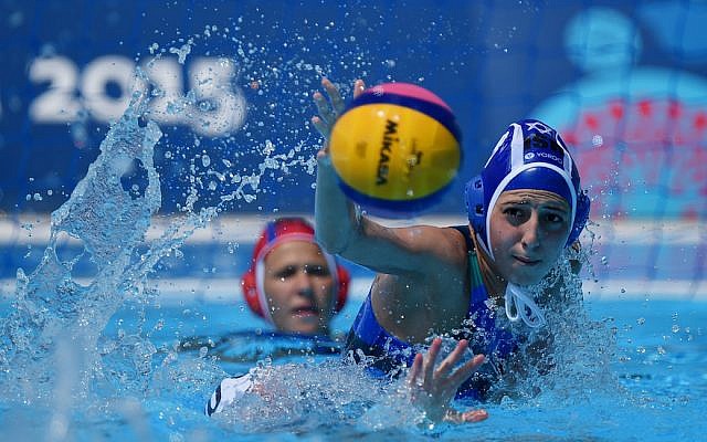 La joueuse israélienne Lior Ben David, (au premier plan), lors d'un match aux Jeux européens de Bakou 2015 à la Water Polo Arena à Bakou, Azerbaïdjan, le 15 juin 2015. (Matthias Hangst/Getty Images pour BEGOC/via JTA)