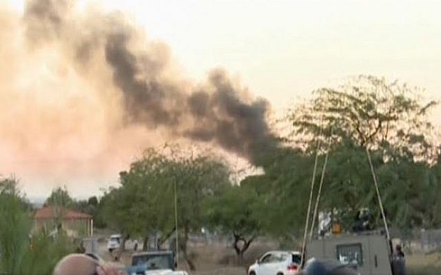 Fumée du bus israélien touché par un obus de mortier tiré depuis Gaza le 12 novembre 2018. (Crédit : capture d'écran / Hadashot TV)